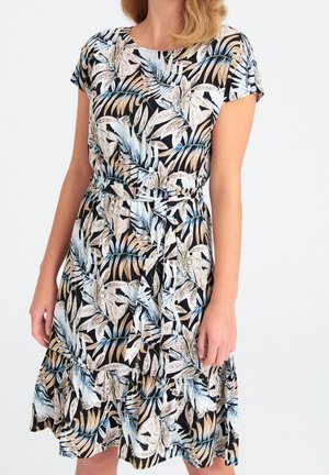 Zwarte jurk met een tropische bladprint in wit, beige en teal. Korte mouwen, geplooide taille en gerimpelde zoom. Lichtgewicht stof.