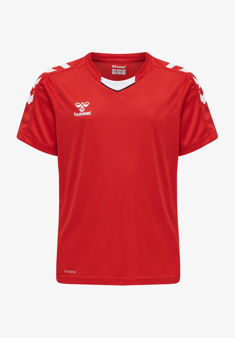 Camiseta de fútbol roja de manga corta hecha de tejido ligero. Cuenta con un cuello en V, acentos blancos en el cuello y los hombros, y un pequeño logo.