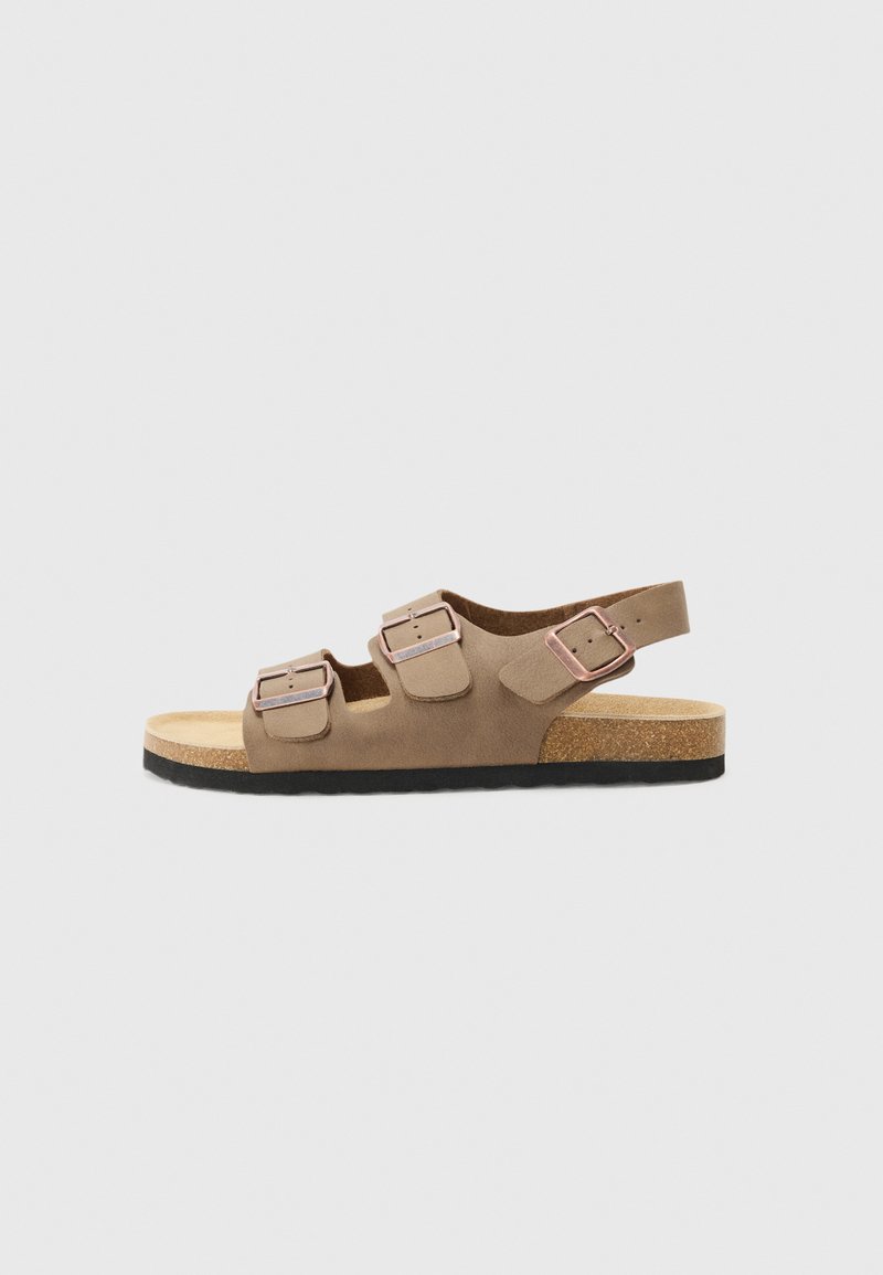 Sandale din suede maro cu trei catarame ajustabile, talpă din plută și o talpă texturată neagră. Design cu spate deschis pentru o purtare ușoară.