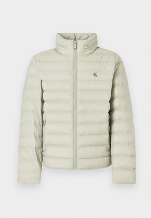 Svijetlosiva puhasta jakna s visokim ovratnikom, vodoravnim prošivima, prednjim patentnim zatvaračem i malim logom na prsima.