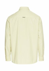 Jasnożółta koszula z długim rękawem, z kołnierzykiem zapinanym na guziki, z prostym dołem i mankietami na guziki. Subtelna tekstura z tylnymi detalami.