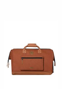 Sac de voyage en tissu brun avec des accents en cuir, poche frontale zippée, double poignées et un patch avec logo. Design robuste avec un fond plat.