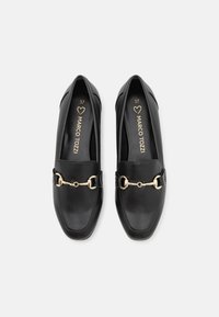 Mocassins noirs en cuir lisse avec un détail de chaîne dorée. Dotés d'un bout carré et d'une semelle plate. La taille 37 est indiquée à l'intérieur.