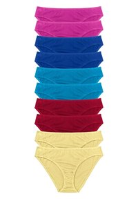 Des culottes en coton colorées empilées en dégradé de rose, bleu, sarcelle, rouge à jaune. Chacune a une coupe de slip standard et une texture douce.