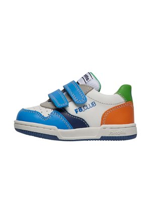 Scarpa sportiva blu, verde, arancione e bianca con design a strappo in velcro, dettaglio perforato sulla punta e suola in gomma per una buona aderenza.