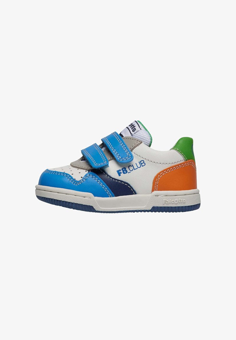 Scarpa sportiva blu, verde, arancione e bianca con design a strappo in velcro, dettaglio perforato sulla punta e suola in gomma per una buona aderenza.