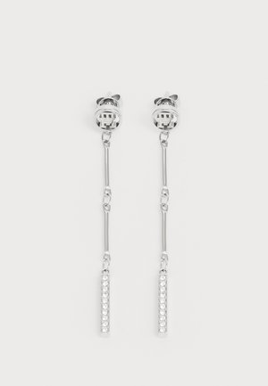 Silberne Tropfohrringe mit einem Stabdesign, geschmückt mit mehreren klaren Kristallen, die durch eine dünne Kette verbunden sind. Einfache Ohrstecker.