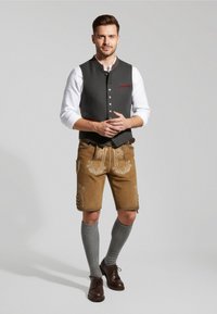 Grå uldvest med røde accenter, hvid skjorte, brune lederhosen med broderede detaljer, grå knæstrømper og mørkebrun sko.