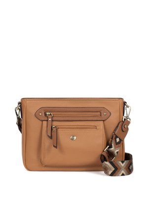 Borsa a tracolla in pelle color cuoio con tasche frontali con zip e tracolla regolabile con fantasia con accessori metallici su sfondo bianco.