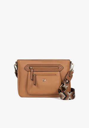 Sac bandoulière en cuir marron clair avec poches zippées à l'avant et sangle réglable à motifs avec ferrures métalliques sur fond blanc.