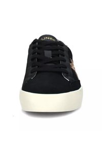 Sneaker in suede nera con suola in gomma bianca, caratterizzata da chiusura con lacci e un branding discreto sulla linguetta e sul lato, progettata per un uso casual.