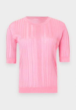 Ροζ ριμπ πλεκτό κοντομάνικο τοπ με στρογγυλή λαιμόκοψη και κάθετη ριμπ υφή, παρουσιάζεται πάνω σε απλό ανοιχτό φόντο.