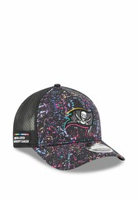 Schwarze Baseballmütze mit einem bunten Spritzmuster, einem Piratenlogo auf der Vorderseite und einem Mesh-Rücken mit einem "Crucial Catch"-Tag.