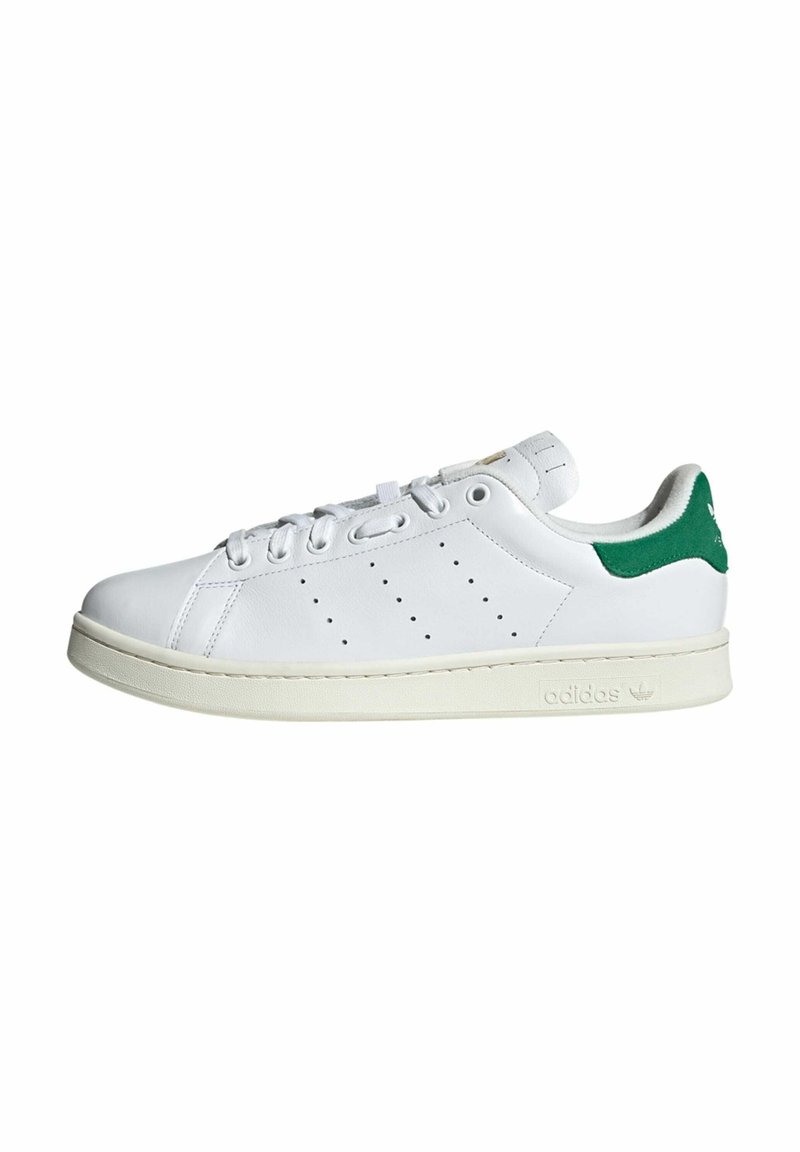 Białe skórzane sneakersy z zielonymi akcentami, okrągły czubek, perforowane boki i płaska, kremowa podeszwa. Posiadają sześć oczek i minimalne oznakowanie.