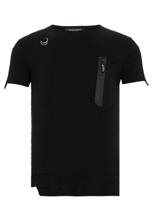 Czarny t-shirt z krótkim rękawem, z kieszenią na zamek po lewej stronie klatki piersiowej i metalowymi kółkami na prawym ramieniu.