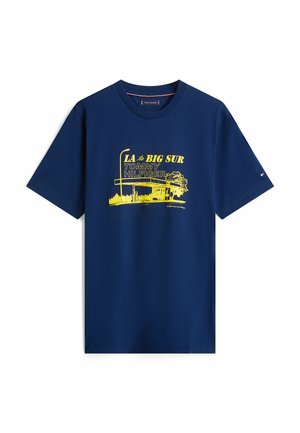 Granatowy t-shirt z żółtą grafiką przydrożnej stacji benzynowej oraz napisem "LA to BIG SUR TOMMY HILFIGER" z przodu.