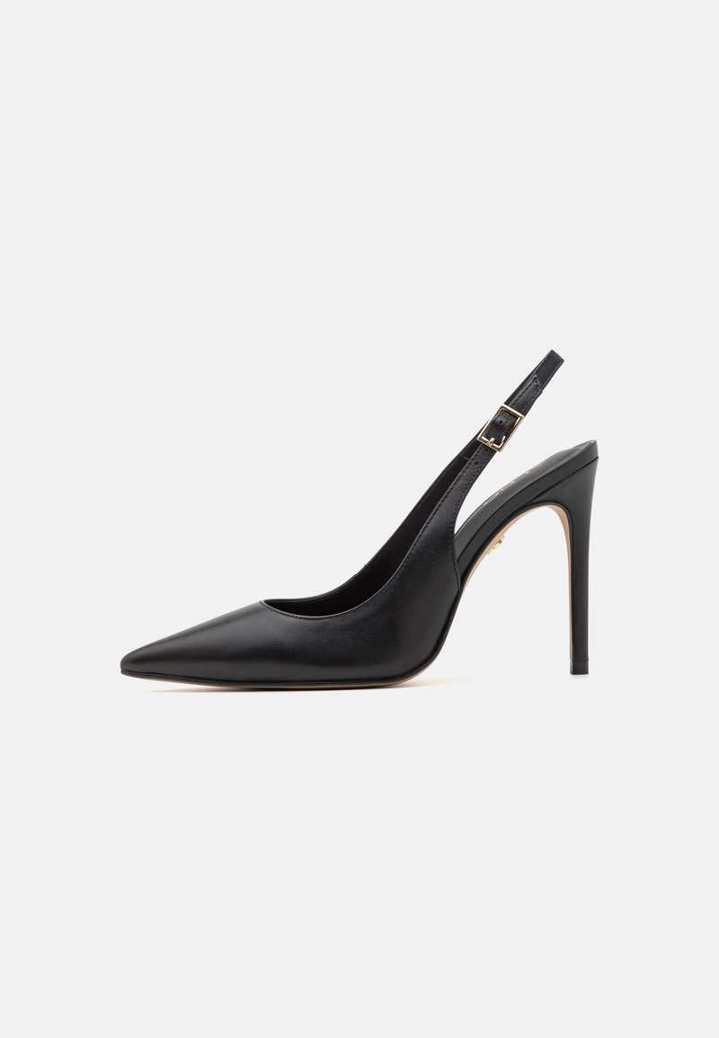 Escarpin en cuir noir à talon haut et ouvert à l'arrière, avec un bout pointu, un talon fin et une bride réglable à la cheville avec une boucle dorée.