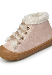 Světle růžová obuv pro malé děti s měkkým, chlupatým okrajem a zlatými dírkami na tkaničky. Gumová podrážka s texturovaným gripem, zdobená dekorativními tkaničkami.