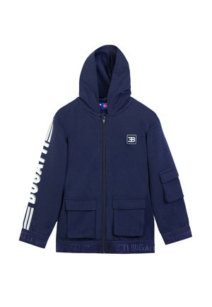 Felpa con cappuccio blu navy con cerniera, tasche frontali e sulle maniche, scritta bianca "Bugatti" sulla manica sinistra e piccolo patch con logo sul petto.