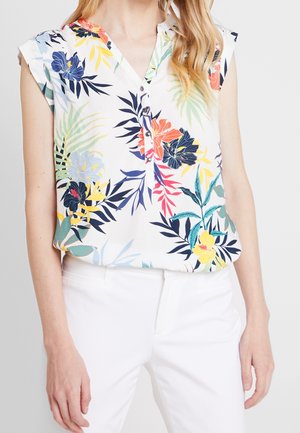 Kortærmet floral bluse i hvid med farverige blå, røde, gule og grønne tropiske mønstre; knaplukning foran og afslappet pasform.