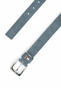 Cinturón de denim en azul claro con una superficie texturizada. Presenta una hebilla rectangular plateada y acentos de marca en rojo, blanco y azul.
