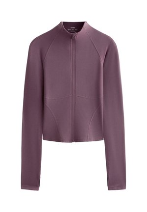 Prilegajoča, skrajšana jakna iz mehkega mauve blaga. Ima visok ovratnik, sprednje zadrgo in dolge rokave z minimalnimi šivi.