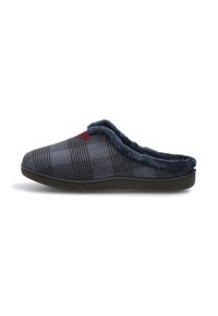 Zapatilla de cuadros con parte superior textil en azul oscuro y gris, forro suave y suela de goma negra. Incluye un detalle rojo en la parte superior.