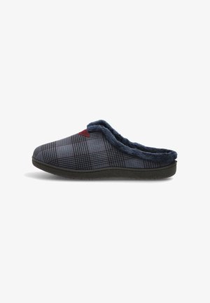 Zapatilla de cuadros con parte superior textil en azul oscuro y gris, forro suave y suela de goma negra. Incluye un detalle rojo en la parte superior.