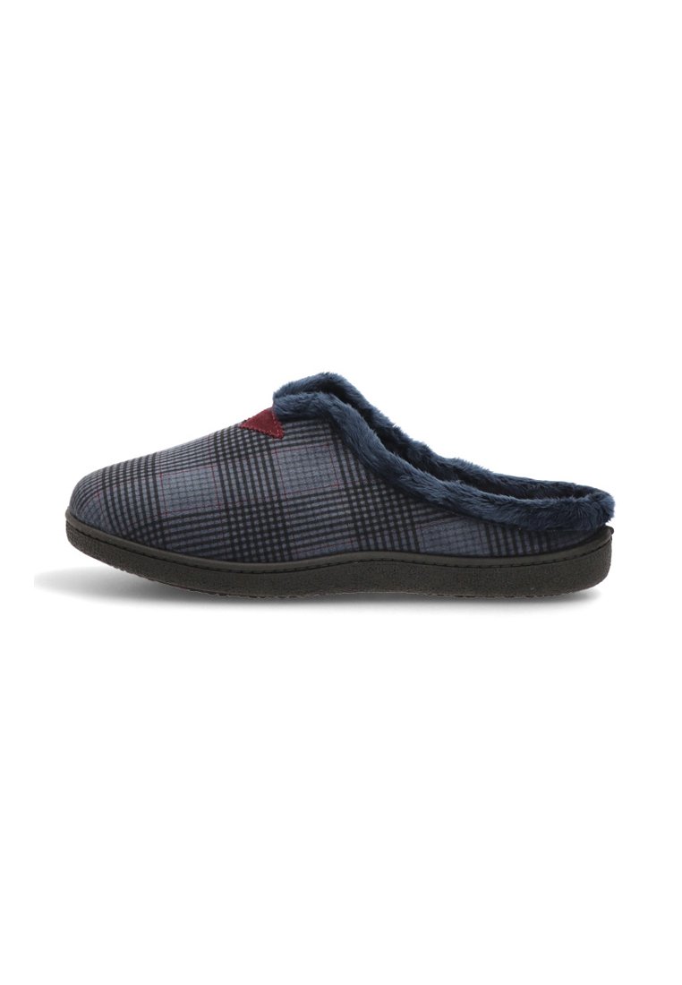 Zapatilla de cuadros con parte superior textil en azul oscuro y gris, forro suave y suela de goma negra. Incluye un detalle rojo en la parte superior.