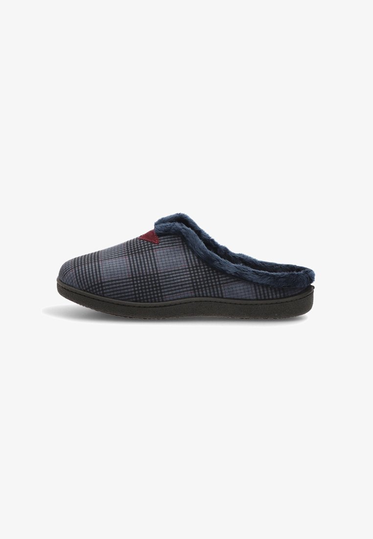 Zapatilla de cuadros con parte superior textil en azul oscuro y gris, forro suave y suela de goma negra. Incluye un detalle rojo en la parte superior.