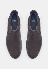 Tumedat hallid sueded slip-on kingad, millel on sujuv tekstuur, elastsed külgpaneelid ja kontrastne sinine sisepind. Omab Bata brändingut.