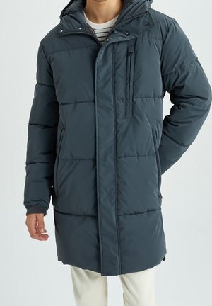 Manteau d'hiver matelassé gris foncé avec capuche, présentant une fermeture éclair, des poches latérales et une poche poitrine. Texture lisse avec un motif matelassé.