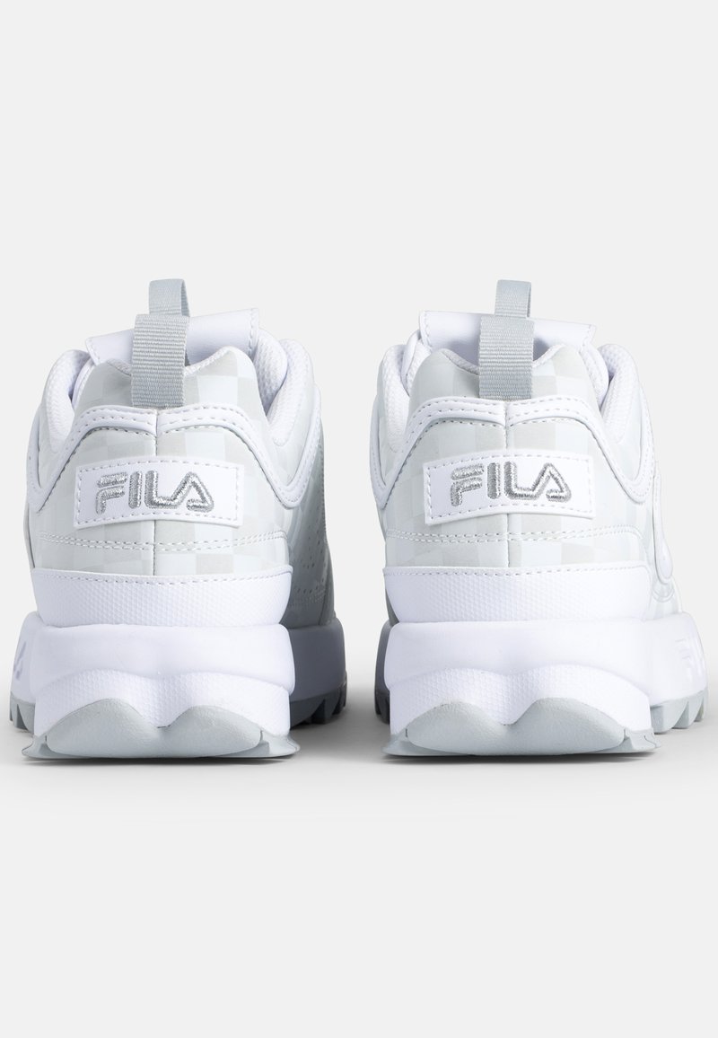 Baskets FILA blanches avec un design texturé, des accents gris, des cols rembourrés et une semelle incurvée pour le confort, dotées d'une boucle pour un enfilage facile.
