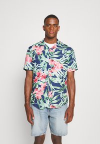Kurzarm-Hemd mit Knopfleiste in Marineblau, das ein tropisches Blumenmuster mit rosa Blumen und grünen Blättern zeigt, aus leichtem Stoff.