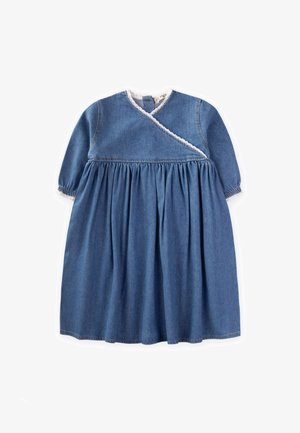 Vestido de mezclilla con mangas cortas abullonadas, diseño envolvente, falda fruncida y encaje en el escote y los dobladillos de las mangas. Tela azul con una textura suave.