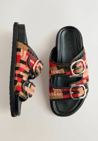 Sandali slip-on neri con doppie fibbie regolabili e perline decorate sui cinturini in motivi colorati rosso, arancione, nero e oro.