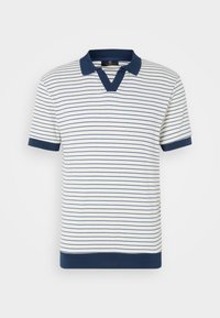 Pruhovaná polo košile s navy modrým límečkem a rukávy, ve tvaru v, bílý základ s tenkými navy a béžovými pruhy, jemná textura.