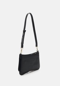 Borsa a tracolla nera in pelle con tracolla regolabile, accessori in tonalità oro, forma rettangolare piatta e texture liscia. Dettaglio con chiusura a zip.