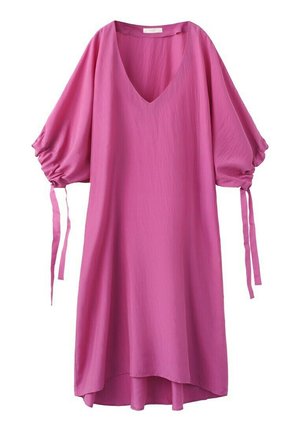 Rochie midi roz lejeră, cu decolteu în V și mâneci 3/4 adunate, legate cu panglici.