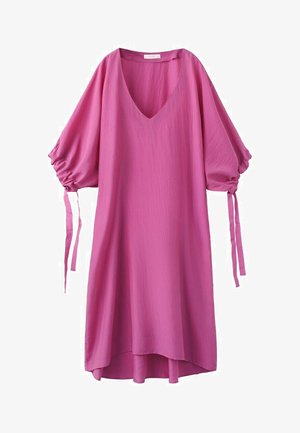 Rochie midi roz lejeră, cu decolteu în V și mâneci 3/4 adunate, legate cu panglici.