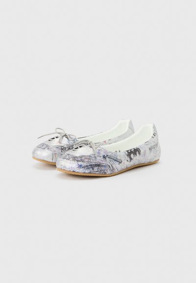 Ζευγάρι λευκών μπαλαρινών με κορδόνια και αφηρημένο μαύρο και μοβ σχέδιο, με ανοιχτό καφέ σόλες και ετικέτα επωνυμίας στο πλάι.