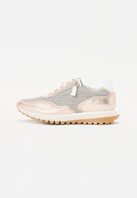 Rosa-goldene Sneaker mit Netzdetails, weißen Akzenten und einer strukturierten Sohle. Verfügt über eine Schnürung an der Vorderseite und ein reflektierendes Reißverschlussdetail.