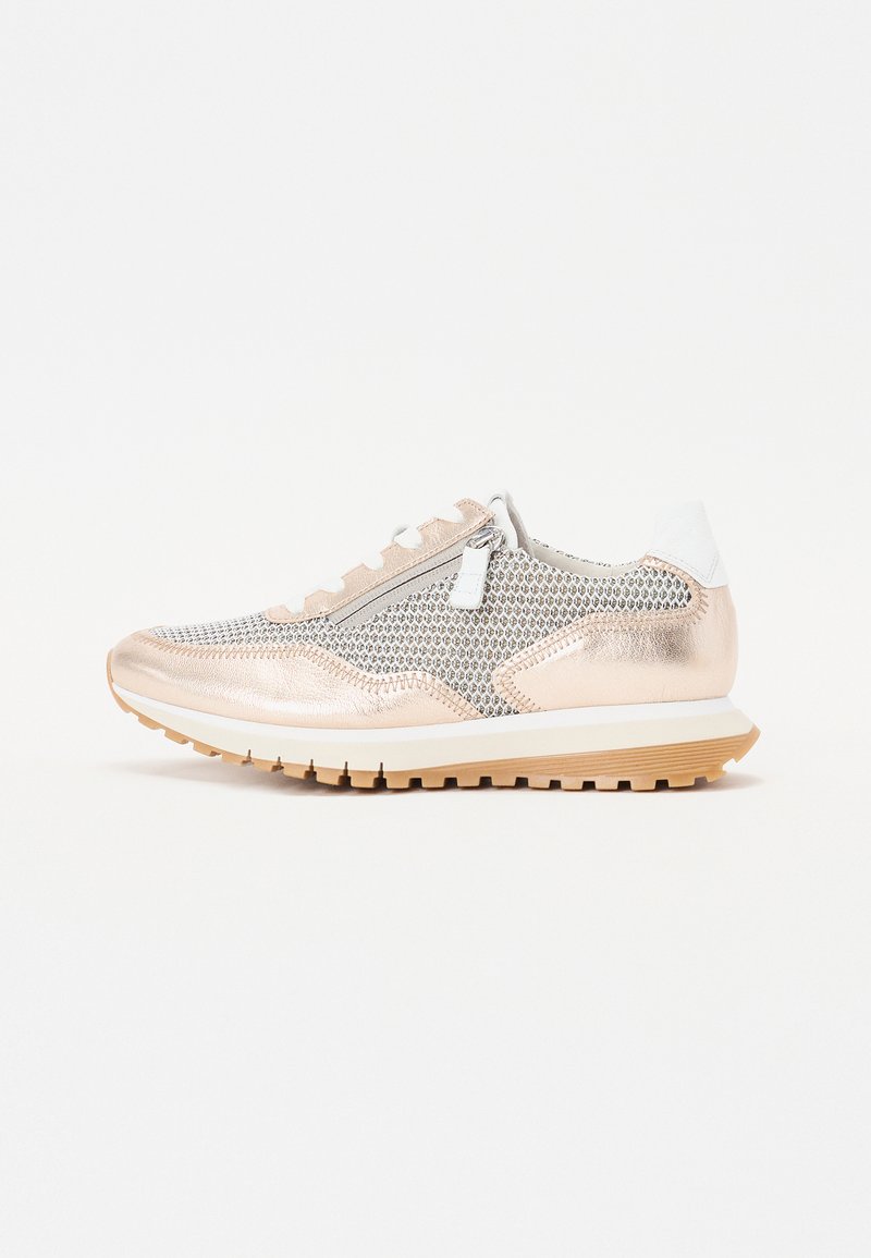 Rosa-goldene Sneaker mit Netzdetails, weißen Akzenten und einer strukturierten Sohle. Verfügt über eine Schnürung an der Vorderseite und ein reflektierendes Reißverschlussdetail.