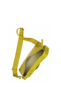 Gelbe Leder-Crossbody-Tasche mit verstellbarem Stoffgurt, offenem Reißverschluss-Hauptfach und silbernen Metallbeschlägen.