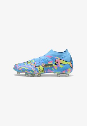 Blauer Fußballschuh mit hohem Schaft, mehrfarbigen pixelartigen Mustern, einem gelben und pinken Puma-Logo sowie durchsichtigen Stollen an der Sohle.