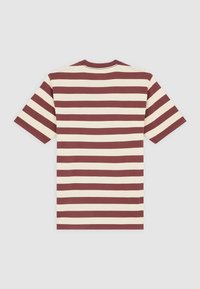 Tílk s krátkým rukávem pruhovaný v maroon barvě a krémovém odstínu s kulatým výstřihem. Hladká tkanina s rovnoměrnými pruhy prochází horizontálně přes tričko.