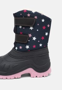 Botte d’hiver enfant avec bas en caoutchouc noir, dessus bleu marine orné d’étoiles blanches, roses et rouges, deux bandes velcro noires et semelle rose.