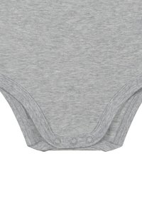 Grå babybody lavet af blødt stof, med en glat tekstur, korte ærmer og trykknapper i bunden for nem påklædning.