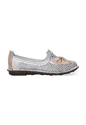 Kožené slip-on boty s bílou perforovanou svrškovou částí, béžovými akcenty a dekorativním uzlovým detailem na špičce. Plochá hnědá podešev.
