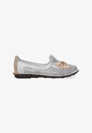 Læder slip-on sko med en hvid perforeret overdel, beige detaljer og en dekorativ knude på tåen. Flad brun sål.
